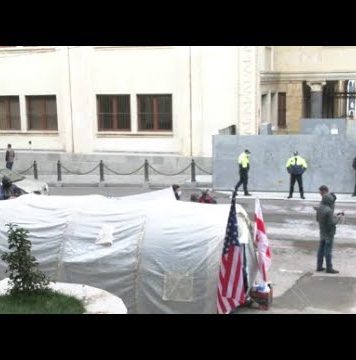 სამოქალაქო აქტივისტები პარლამენტის შენობის წინ პროტესტს კარვებში აგრძელებენ | 01.12.2020