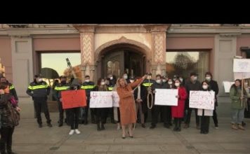 თბილისის მთავრობა გაზრდილი გადასახადებით ადამიანებს ახრჩობს – პერფორმანსი საკრებულოსთან | 27.12.2021